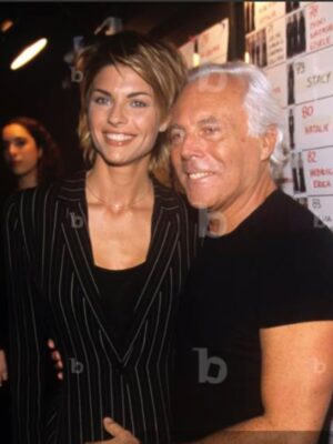 Martina Colombari Instagram - Era il 1991, Milano, fine settembre…. Arrivavo da Riccione da poco 16anni ed avevo appena vinto Miss Italia. 
L’agenzia Riccardo Gay durante Milano Collezioni mi manda a fare vari casting, fra questo anche dal Signor Armani. Mi presero subito per la sfilata, non ero mai stata su una passerella, non vi dico la strana emozione, un misto di incredulità, agitazione ed euforia. Da quel giorno ho avuto la fortuna di indossare per anni e anni le creazioni di Re Giorgio. Ed è stato un onore per me poterlo fare. Unico nella storia dello stile, della moda e della cultura. Un’eleganza ed una creatività che valorizzano noi donne, che ci rendono uniche, mai sfacciate e mai banali, donne di classe e come diceva lui: “L’eleganza non è farsi notare, ma farsi ricordare.” E noi, tutti, ti ricorderemo per sempre. 
Un abbraccio forte alla famiglia e a al team. 
R.I.P 
Signor Armani 🌹