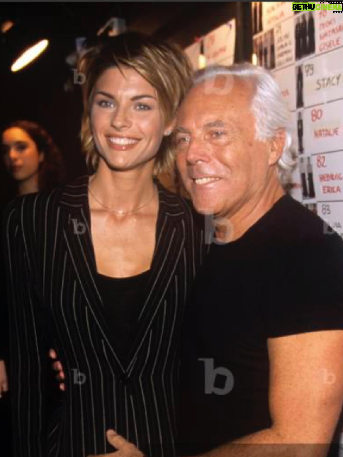 Martina Colombari - 28.1K Likes - Era il 1991, Milano, fine settembre…. Arrivavo da Riccione da poco 16anni ed avevo appena vinto Miss Italia. 
L’agenzia Riccardo Gay durante Milano Collezioni mi manda a fare vari casting, fra questo anche dal Signor Armani. Mi presero subito per la sfilata, non ero mai stata su una passerella, non vi dico la strana emozione, un misto di incredulità, agitazione ed euforia. Da quel giorno ho avuto la fortuna di indossare per anni e anni le creazioni di Re Giorgio. Ed è stato un onore per me poterlo fare. Unico nella storia dello stile, della moda e della cultura. Un’eleganza ed una creatività che valorizzano noi donne, che ci rendono uniche, mai sfacciate e mai banali, donne di classe e come diceva lui: “L’eleganza non è farsi notare, ma farsi ricordare.” E noi, tutti, ti ricorderemo per sempre. 
Un abbraccio forte alla famiglia e a al team. 
R.I.P 
Signor Armani 🌹