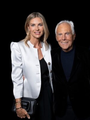 Martina Colombari Instagram - Era il 1991, Milano, fine settembre…. Arrivavo da Riccione da poco 16anni ed avevo appena vinto Miss Italia. 
L’agenzia Riccardo Gay durante Milano Collezioni mi manda a fare vari casting, fra questo anche dal Signor Armani. Mi presero subito per la sfilata, non ero mai stata su una passerella, non vi dico la strana emozione, un misto di incredulità, agitazione ed euforia. Da quel giorno ho avuto la fortuna di indossare per anni e anni le creazioni di Re Giorgio. Ed è stato un onore per me poterlo fare. Unico nella storia dello stile, della moda e della cultura. Un’eleganza ed una creatività che valorizzano noi donne, che ci rendono uniche, mai sfacciate e mai banali, donne di classe e come diceva lui: “L’eleganza non è farsi notare, ma farsi ricordare.” E noi, tutti, ti ricorderemo per sempre. 
Un abbraccio forte alla famiglia e a al team. 
R.I.P 
Signor Armani 🌹