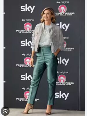 Martina Colombari Instagram - Era il 1991, Milano, fine settembre…. Arrivavo da Riccione da poco 16anni ed avevo appena vinto Miss Italia. 
L’agenzia Riccardo Gay durante Milano Collezioni mi manda a fare vari casting, fra questo anche dal Signor Armani. Mi presero subito per la sfilata, non ero mai stata su una passerella, non vi dico la strana emozione, un misto di incredulità, agitazione ed euforia. Da quel giorno ho avuto la fortuna di indossare per anni e anni le creazioni di Re Giorgio. Ed è stato un onore per me poterlo fare. Unico nella storia dello stile, della moda e della cultura. Un’eleganza ed una creatività che valorizzano noi donne, che ci rendono uniche, mai sfacciate e mai banali, donne di classe e come diceva lui: “L’eleganza non è farsi notare, ma farsi ricordare.” E noi, tutti, ti ricorderemo per sempre. 
Un abbraccio forte alla famiglia e a al team. 
R.I.P 
Signor Armani 🌹