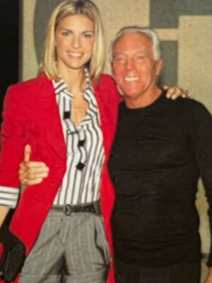 Martina Colombari Instagram - Era il 1991, Milano, fine settembre…. Arrivavo da Riccione da poco 16anni ed avevo appena vinto Miss Italia. 
L’agenzia Riccardo Gay durante Milano Collezioni mi manda a fare vari casting, fra questo anche dal Signor Armani. Mi presero subito per la sfilata, non ero mai stata su una passerella, non vi dico la strana emozione, un misto di incredulità, agitazione ed euforia. Da quel giorno ho avuto la fortuna di indossare per anni e anni le creazioni di Re Giorgio. Ed è stato un onore per me poterlo fare. Unico nella storia dello stile, della moda e della cultura. Un’eleganza ed una creatività che valorizzano noi donne, che ci rendono uniche, mai sfacciate e mai banali, donne di classe e come diceva lui: “L’eleganza non è farsi notare, ma farsi ricordare.” E noi, tutti, ti ricorderemo per sempre. 
Un abbraccio forte alla famiglia e a al team. 
R.I.P 
Signor Armani 🌹