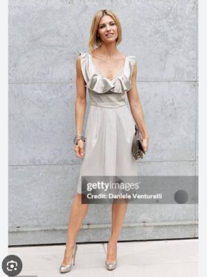 Martina Colombari Instagram - Era il 1991, Milano, fine settembre…. Arrivavo da Riccione da poco 16anni ed avevo appena vinto Miss Italia. 
L’agenzia Riccardo Gay durante Milano Collezioni mi manda a fare vari casting, fra questo anche dal Signor Armani. Mi presero subito per la sfilata, non ero mai stata su una passerella, non vi dico la strana emozione, un misto di incredulità, agitazione ed euforia. Da quel giorno ho avuto la fortuna di indossare per anni e anni le creazioni di Re Giorgio. Ed è stato un onore per me poterlo fare. Unico nella storia dello stile, della moda e della cultura. Un’eleganza ed una creatività che valorizzano noi donne, che ci rendono uniche, mai sfacciate e mai banali, donne di classe e come diceva lui: “L’eleganza non è farsi notare, ma farsi ricordare.” E noi, tutti, ti ricorderemo per sempre. 
Un abbraccio forte alla famiglia e a al team. 
R.I.P 
Signor Armani 🌹