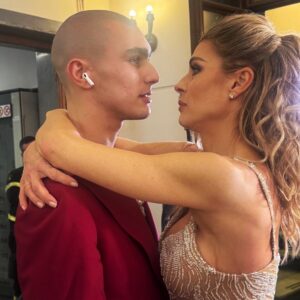 Martina Colombari Instagram - 365 giorni sono tanti….2025 sei stato un anno importante. Mi hai insegnato
 e al tempo stesso sorpresa. 
Ho capito che essere liberi significa potersi raccontare anche attraverso ciò che facciamo, lasciando indietro etichette o giudizi. E che mettere me stessa al primo posto non è egoistico ma necessario. 
Che la vulnerabilità è più attraente della perfezione. 
Ho capito che i vari temporali servono, mi rafforzano e sono passaggi evolutivi necessari. 
Che ballare mi ha dato la possibilità di abbandonare per un tempo ciò che pesa facendomi provare la sensazione di volare e la leggerezza. 
Che stare insieme ad una persona che ami ed essere ricambiati e’ un grande dono.
 E Che l’amore per un figlio è “da qui all’infinito un infinito di volte”. 
Che le connessioni, le relazioni, le amicizie sono arricchimento. 
Che le sfide sono vitali e che mettersi in gioco è una goduria pazzesca. 
Che ridere di noi stessi e’ fondamentale e che un volto col sorriso vale più di 1000 parole. 
Che lo stare su un palcoscenico, quando quel sipario si apre, e’ una figata. Che Checco Zalone è un genio. 
Quindi mi chiedo: chi l’ha detto che sia giusto chiudere quest’anno, forse sarebbe più sensato lasciarlo aperto per ricordarci le cose belle che sono successe…..!
E ricordiamoci per questo 2026 di rimanere sempre aperti allo stupore !!!!