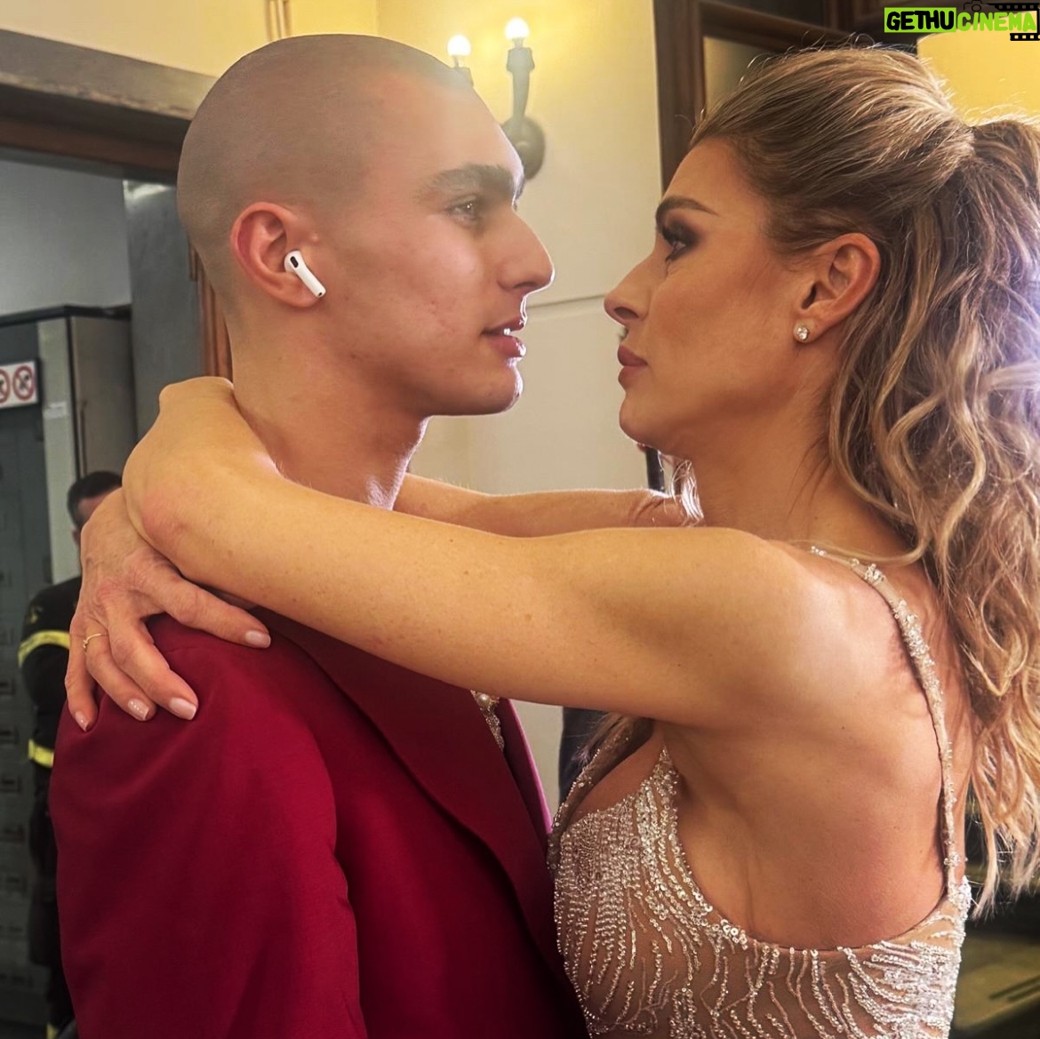 Martina Colombari - 31.5K Likes - 365 giorni sono tanti….2025 sei stato un anno importante. Mi hai insegnato
 e al tempo stesso sorpresa. 
Ho capito che essere liberi significa potersi raccontare anche attraverso ciò che facciamo, lasciando indietro etichette o giudizi. E che mettere me stessa al primo posto non è egoistico ma necessario. 
Che la vulnerabilità è più attraente della perfezione. 
Ho capito che i vari temporali servono, mi rafforzano e sono passaggi evolutivi necessari. 
Che ballare mi ha dato la possibilità di abbandonare per un tempo ciò che pesa facendomi provare la sensazione di volare e la leggerezza. 
Che stare insieme ad una persona che ami ed essere ricambiati e’ un grande dono.
 E Che l’amore per un figlio è “da qui all’infinito un infinito di volte”. 
Che le connessioni, le relazioni, le amicizie sono arricchimento. 
Che le sfide sono vitali e che mettersi in gioco è una goduria pazzesca. 
Che ridere di noi stessi e’ fondamentale e che un volto col sorriso vale più di 1000 parole. 
Che lo stare su un palcoscenico, quando quel sipario si apre, e’ una figata. Che Checco Zalone è un genio. 
Quindi mi chiedo: chi l’ha detto che sia giusto chiudere quest’anno, forse sarebbe più sensato lasciarlo aperto per ricordarci le cose belle che sono successe…..!
E ricordiamoci per questo 2026 di rimanere sempre aperti allo stupore !!!!
