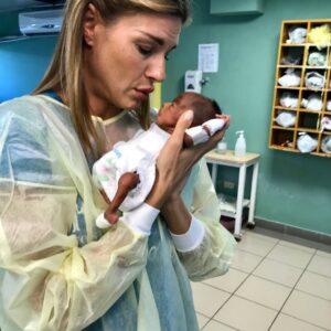 Martina Colombari Instagram - 365 giorni sono tanti….2025 sei stato un anno importante. Mi hai insegnato
 e al tempo stesso sorpresa. 
Ho capito che essere liberi significa potersi raccontare anche attraverso ciò che facciamo, lasciando indietro etichette o giudizi. E che mettere me stessa al primo posto non è egoistico ma necessario. 
Che la vulnerabilità è più attraente della perfezione. 
Ho capito che i vari temporali servono, mi rafforzano e sono passaggi evolutivi necessari. 
Che ballare mi ha dato la possibilità di abbandonare per un tempo ciò che pesa facendomi provare la sensazione di volare e la leggerezza. 
Che stare insieme ad una persona che ami ed essere ricambiati e’ un grande dono.
 E Che l’amore per un figlio è “da qui all’infinito un infinito di volte”. 
Che le connessioni, le relazioni, le amicizie sono arricchimento. 
Che le sfide sono vitali e che mettersi in gioco è una goduria pazzesca. 
Che ridere di noi stessi e’ fondamentale e che un volto col sorriso vale più di 1000 parole. 
Che lo stare su un palcoscenico, quando quel sipario si apre, e’ una figata. Che Checco Zalone è un genio. 
Quindi mi chiedo: chi l’ha detto che sia giusto chiudere quest’anno, forse sarebbe più sensato lasciarlo aperto per ricordarci le cose belle che sono successe…..!
E ricordiamoci per questo 2026 di rimanere sempre aperti allo stupore !!!!