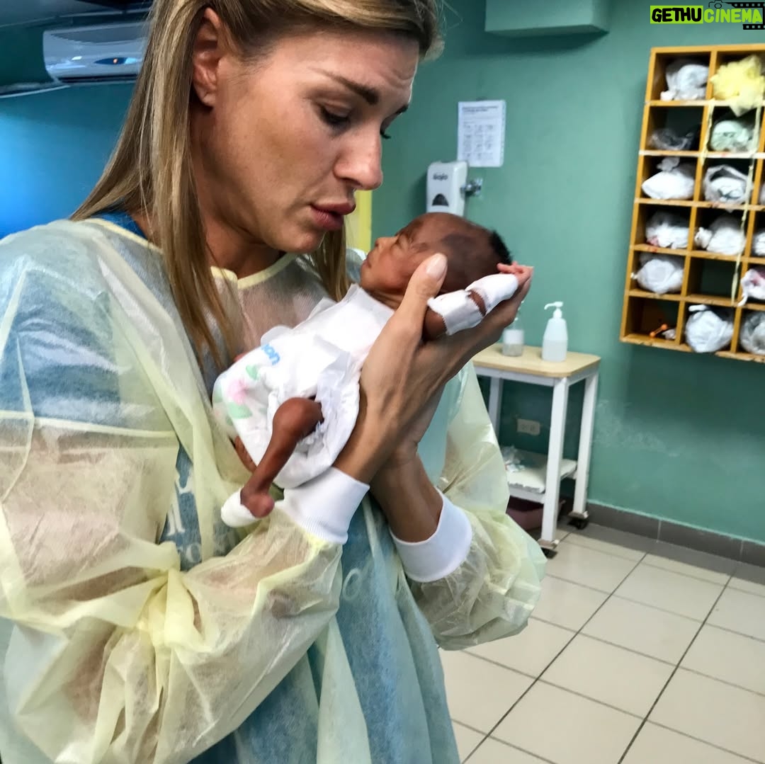 Martina Colombari - 31.5K Likes - 365 giorni sono tanti….2025 sei stato un anno importante. Mi hai insegnato
 e al tempo stesso sorpresa. 
Ho capito che essere liberi significa potersi raccontare anche attraverso ciò che facciamo, lasciando indietro etichette o giudizi. E che mettere me stessa al primo posto non è egoistico ma necessario. 
Che la vulnerabilità è più attraente della perfezione. 
Ho capito che i vari temporali servono, mi rafforzano e sono passaggi evolutivi necessari. 
Che ballare mi ha dato la possibilità di abbandonare per un tempo ciò che pesa facendomi provare la sensazione di volare e la leggerezza. 
Che stare insieme ad una persona che ami ed essere ricambiati e’ un grande dono.
 E Che l’amore per un figlio è “da qui all’infinito un infinito di volte”. 
Che le connessioni, le relazioni, le amicizie sono arricchimento. 
Che le sfide sono vitali e che mettersi in gioco è una goduria pazzesca. 
Che ridere di noi stessi e’ fondamentale e che un volto col sorriso vale più di 1000 parole. 
Che lo stare su un palcoscenico, quando quel sipario si apre, e’ una figata. Che Checco Zalone è un genio. 
Quindi mi chiedo: chi l’ha detto che sia giusto chiudere quest’anno, forse sarebbe più sensato lasciarlo aperto per ricordarci le cose belle che sono successe…..!
E ricordiamoci per questo 2026 di rimanere sempre aperti allo stupore !!!!