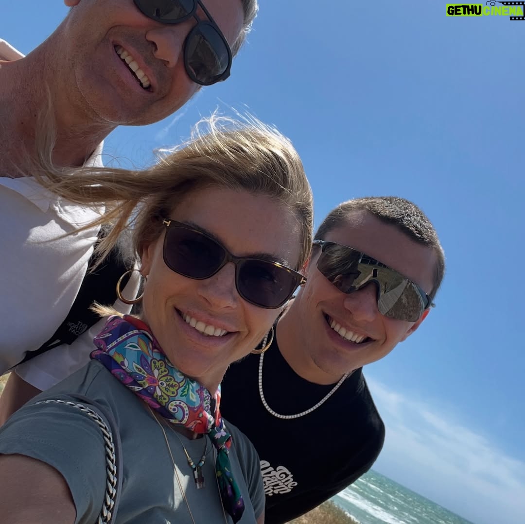 Martina Colombari - 31.5K Likes - 365 giorni sono tanti….2025 sei stato un anno importante. Mi hai insegnato
 e al tempo stesso sorpresa. 
Ho capito che essere liberi significa potersi raccontare anche attraverso ciò che facciamo, lasciando indietro etichette o giudizi. E che mettere me stessa al primo posto non è egoistico ma necessario. 
Che la vulnerabilità è più attraente della perfezione. 
Ho capito che i vari temporali servono, mi rafforzano e sono passaggi evolutivi necessari. 
Che ballare mi ha dato la possibilità di abbandonare per un tempo ciò che pesa facendomi provare la sensazione di volare e la leggerezza. 
Che stare insieme ad una persona che ami ed essere ricambiati e’ un grande dono.
 E Che l’amore per un figlio è “da qui all’infinito un infinito di volte”. 
Che le connessioni, le relazioni, le amicizie sono arricchimento. 
Che le sfide sono vitali e che mettersi in gioco è una goduria pazzesca. 
Che ridere di noi stessi e’ fondamentale e che un volto col sorriso vale più di 1000 parole. 
Che lo stare su un palcoscenico, quando quel sipario si apre, e’ una figata. Che Checco Zalone è un genio. 
Quindi mi chiedo: chi l’ha detto che sia giusto chiudere quest’anno, forse sarebbe più sensato lasciarlo aperto per ricordarci le cose belle che sono successe…..!
E ricordiamoci per questo 2026 di rimanere sempre aperti allo stupore !!!!