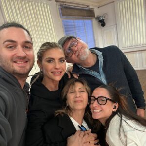 Martina Colombari Instagram - 365 giorni sono tanti….2025 sei stato un anno importante. Mi hai insegnato
 e al tempo stesso sorpresa. 
Ho capito che essere liberi significa potersi raccontare anche attraverso ciò che facciamo, lasciando indietro etichette o giudizi. E che mettere me stessa al primo posto non è egoistico ma necessario. 
Che la vulnerabilità è più attraente della perfezione. 
Ho capito che i vari temporali servono, mi rafforzano e sono passaggi evolutivi necessari. 
Che ballare mi ha dato la possibilità di abbandonare per un tempo ciò che pesa facendomi provare la sensazione di volare e la leggerezza. 
Che stare insieme ad una persona che ami ed essere ricambiati e’ un grande dono.
 E Che l’amore per un figlio è “da qui all’infinito un infinito di volte”. 
Che le connessioni, le relazioni, le amicizie sono arricchimento. 
Che le sfide sono vitali e che mettersi in gioco è una goduria pazzesca. 
Che ridere di noi stessi e’ fondamentale e che un volto col sorriso vale più di 1000 parole. 
Che lo stare su un palcoscenico, quando quel sipario si apre, e’ una figata. Che Checco Zalone è un genio. 
Quindi mi chiedo: chi l’ha detto che sia giusto chiudere quest’anno, forse sarebbe più sensato lasciarlo aperto per ricordarci le cose belle che sono successe…..!
E ricordiamoci per questo 2026 di rimanere sempre aperti allo stupore !!!!