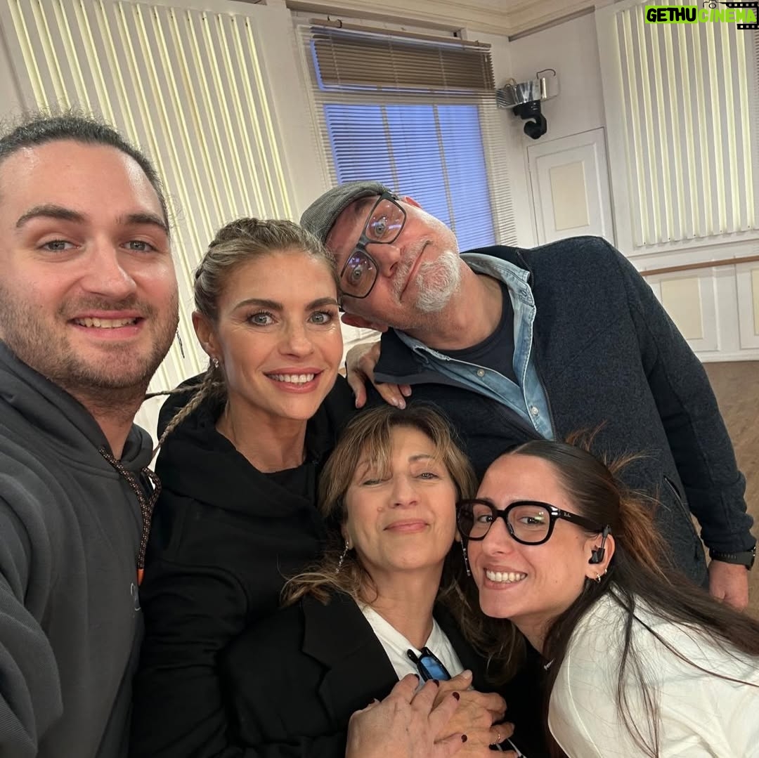 Martina Colombari - 31.5K Likes - 365 giorni sono tanti….2025 sei stato un anno importante. Mi hai insegnato
 e al tempo stesso sorpresa. 
Ho capito che essere liberi significa potersi raccontare anche attraverso ciò che facciamo, lasciando indietro etichette o giudizi. E che mettere me stessa al primo posto non è egoistico ma necessario. 
Che la vulnerabilità è più attraente della perfezione. 
Ho capito che i vari temporali servono, mi rafforzano e sono passaggi evolutivi necessari. 
Che ballare mi ha dato la possibilità di abbandonare per un tempo ciò che pesa facendomi provare la sensazione di volare e la leggerezza. 
Che stare insieme ad una persona che ami ed essere ricambiati e’ un grande dono.
 E Che l’amore per un figlio è “da qui all’infinito un infinito di volte”. 
Che le connessioni, le relazioni, le amicizie sono arricchimento. 
Che le sfide sono vitali e che mettersi in gioco è una goduria pazzesca. 
Che ridere di noi stessi e’ fondamentale e che un volto col sorriso vale più di 1000 parole. 
Che lo stare su un palcoscenico, quando quel sipario si apre, e’ una figata. Che Checco Zalone è un genio. 
Quindi mi chiedo: chi l’ha detto che sia giusto chiudere quest’anno, forse sarebbe più sensato lasciarlo aperto per ricordarci le cose belle che sono successe…..!
E ricordiamoci per questo 2026 di rimanere sempre aperti allo stupore !!!!