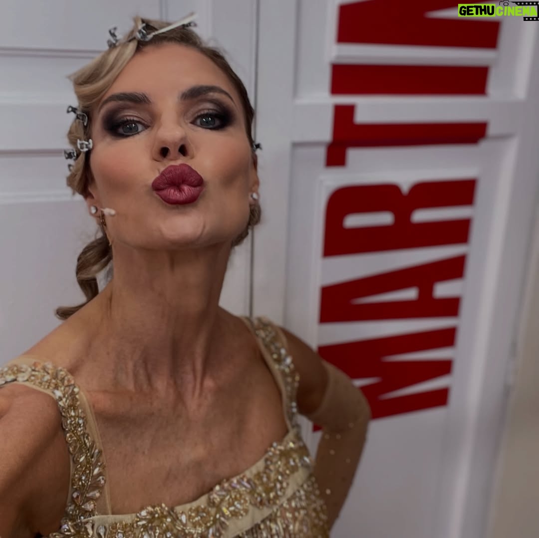 Martina Colombari - 31.5K Likes - 365 giorni sono tanti….2025 sei stato un anno importante. Mi hai insegnato
 e al tempo stesso sorpresa. 
Ho capito che essere liberi significa potersi raccontare anche attraverso ciò che facciamo, lasciando indietro etichette o giudizi. E che mettere me stessa al primo posto non è egoistico ma necessario. 
Che la vulnerabilità è più attraente della perfezione. 
Ho capito che i vari temporali servono, mi rafforzano e sono passaggi evolutivi necessari. 
Che ballare mi ha dato la possibilità di abbandonare per un tempo ciò che pesa facendomi provare la sensazione di volare e la leggerezza. 
Che stare insieme ad una persona che ami ed essere ricambiati e’ un grande dono.
 E Che l’amore per un figlio è “da qui all’infinito un infinito di volte”. 
Che le connessioni, le relazioni, le amicizie sono arricchimento. 
Che le sfide sono vitali e che mettersi in gioco è una goduria pazzesca. 
Che ridere di noi stessi e’ fondamentale e che un volto col sorriso vale più di 1000 parole. 
Che lo stare su un palcoscenico, quando quel sipario si apre, e’ una figata. Che Checco Zalone è un genio. 
Quindi mi chiedo: chi l’ha detto che sia giusto chiudere quest’anno, forse sarebbe più sensato lasciarlo aperto per ricordarci le cose belle che sono successe…..!
E ricordiamoci per questo 2026 di rimanere sempre aperti allo stupore !!!!