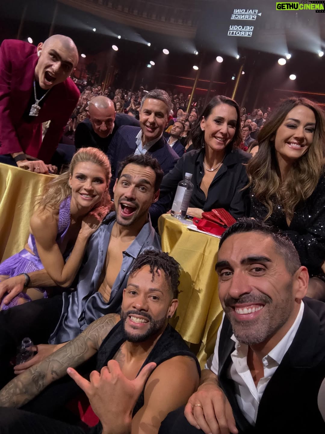 Martina Colombari - 32K Likes - Ciao mamma!!! 
Queste foto sono un messaggio per te, per farti i complimenti per il percorso immenso che hai fatto: pieno di emozioni, gioia, felicità, ma anche difficoltà!!!
So che tu hai dato il massimo e ci hai provato con tutta l’energia che hai, quindi per me hai vinto tu!
Come dice papà, non vince chi arriva primo ma vince chi migliora di più e chi ci mette l’anima e questo fa il caso tuo!! Anche Caroline (vera tecnica di ballo) dice che che eri la più tecnica 😉😉😉
Grazie anche a te Favillone!! Per averla sopportata, supportata e sostenuta sia nei momenti più critici che in quelli più piacevoli. 
Ma sopratutto in bocca al lupo per questo nuovo cerchio di vita che si è aperto!!! 👶🏼🧿👶🏼
Ovviamente anche un ringraziamento a tutto il team di Ballando che avete fatto un lavoro eccezionale!!!

Ps. Mamma siete in poche che a 50 avete la tartaruga😂

Ti amo da qui all’infinito un infinito di volte ♾️🩵