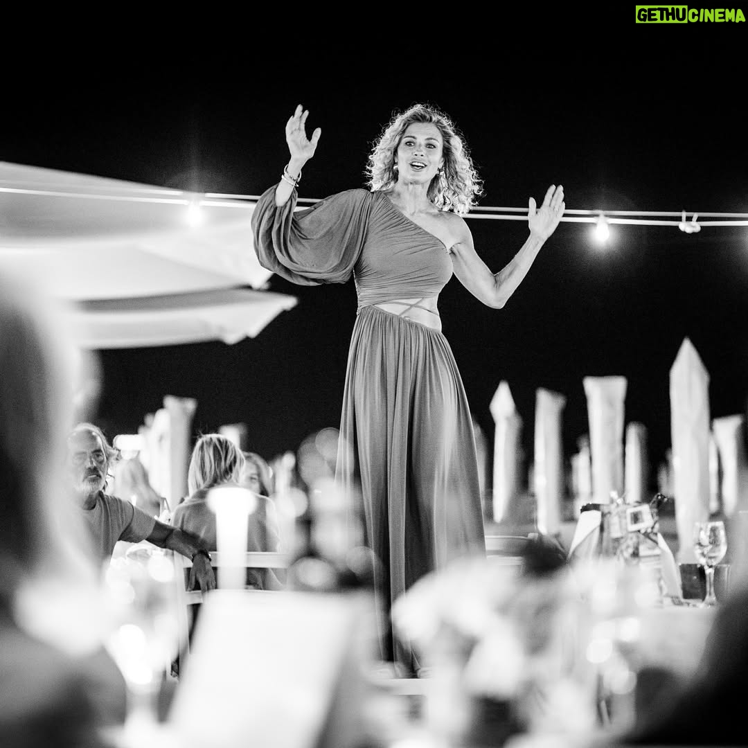Martina Colombari - 41.8K Likes - Grazie a tutti! ❤️🌟🎂🌟❤️
In questa ultima settimana, da cinquantenne, ho pensato alla magia di questi momenti, irripetibili, unici.
Senza troppi giri di parole tutto ciò mi riempie di gioia, gratitudine e forza, forza di vivere con amore ogni attimo! Ed è anche grazie a voi!
#imieiprimicinquantanni