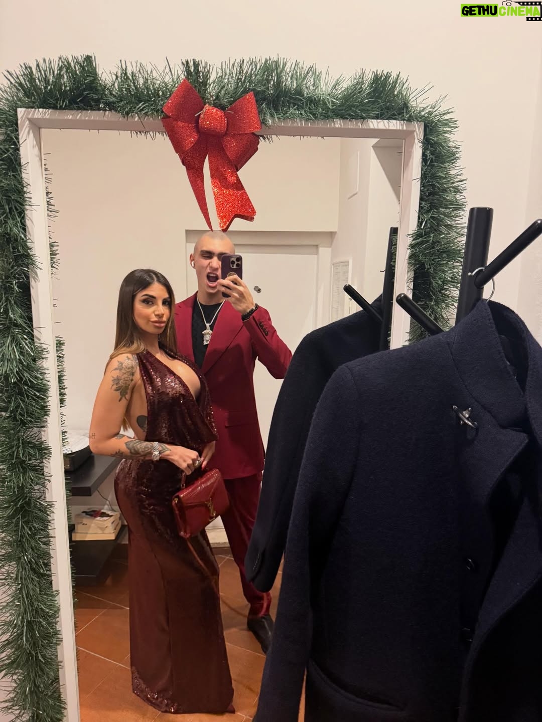 Martina Colombari - 32K Likes - Ciao mamma!!! 
Queste foto sono un messaggio per te, per farti i complimenti per il percorso immenso che hai fatto: pieno di emozioni, gioia, felicità, ma anche difficoltà!!!
So che tu hai dato il massimo e ci hai provato con tutta l’energia che hai, quindi per me hai vinto tu!
Come dice papà, non vince chi arriva primo ma vince chi migliora di più e chi ci mette l’anima e questo fa il caso tuo!! Anche Caroline (vera tecnica di ballo) dice che che eri la più tecnica 😉😉😉
Grazie anche a te Favillone!! Per averla sopportata, supportata e sostenuta sia nei momenti più critici che in quelli più piacevoli. 
Ma sopratutto in bocca al lupo per questo nuovo cerchio di vita che si è aperto!!! 👶🏼🧿👶🏼
Ovviamente anche un ringraziamento a tutto il team di Ballando che avete fatto un lavoro eccezionale!!!

Ps. Mamma siete in poche che a 50 avete la tartaruga😂

Ti amo da qui all’infinito un infinito di volte ♾️🩵