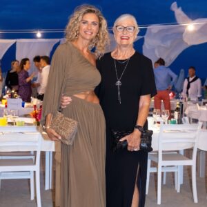 Martina Colombari Instagram - Grazie a tutti! ❤️🌟🎂🌟❤️
In questa ultima settimana, da cinquantenne, ho pensato alla magia di questi momenti, irripetibili, unici.
Senza troppi giri di parole tutto ciò mi riempie di gioia, gratitudine e forza, forza di vivere con amore ogni attimo! Ed è anche grazie a voi!
#imieiprimicinquantanni