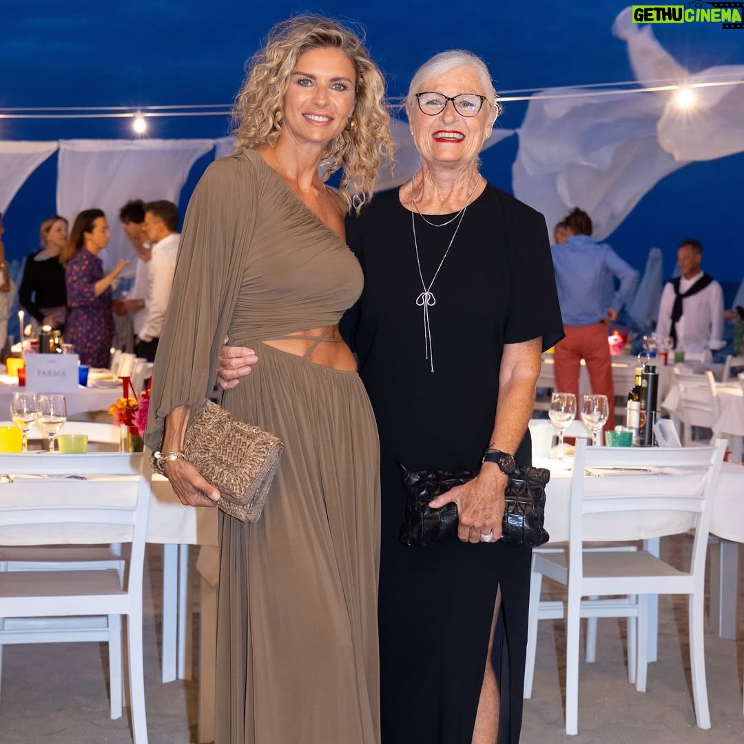 Martina Colombari - 41.8K Likes - Grazie a tutti! ❤️🌟🎂🌟❤️
In questa ultima settimana, da cinquantenne, ho pensato alla magia di questi momenti, irripetibili, unici.
Senza troppi giri di parole tutto ciò mi riempie di gioia, gratitudine e forza, forza di vivere con amore ogni attimo! Ed è anche grazie a voi!
#imieiprimicinquantanni