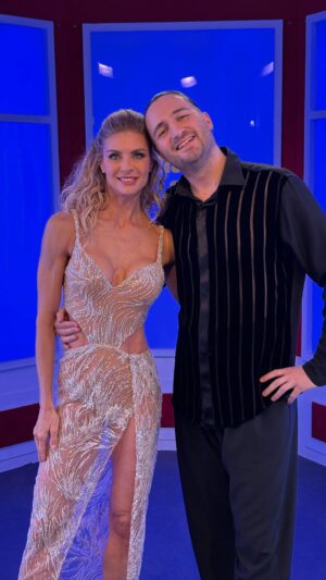 Martina Colombari Instagram - Su le palette 🙌
@martycolombari e @lucafavillaofficial meritano di vincere la finale?
#ballandoconlestelle ✨