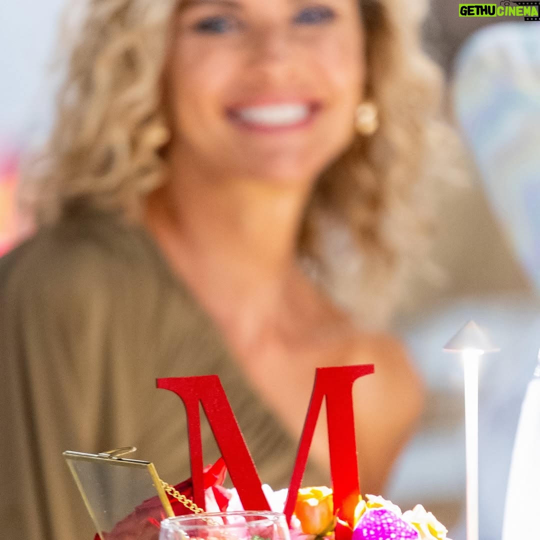 Martina Colombari - 41.8K Likes - Grazie a tutti! ❤️🌟🎂🌟❤️
In questa ultima settimana, da cinquantenne, ho pensato alla magia di questi momenti, irripetibili, unici.
Senza troppi giri di parole tutto ciò mi riempie di gioia, gratitudine e forza, forza di vivere con amore ogni attimo! Ed è anche grazie a voi!
#imieiprimicinquantanni