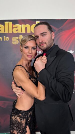 Martina Colombari Instagram - Su le palette 🙌
Quanto dareste a @martycolombari e @lucafavillaofficial ?
#ballandoconlestelle ✨