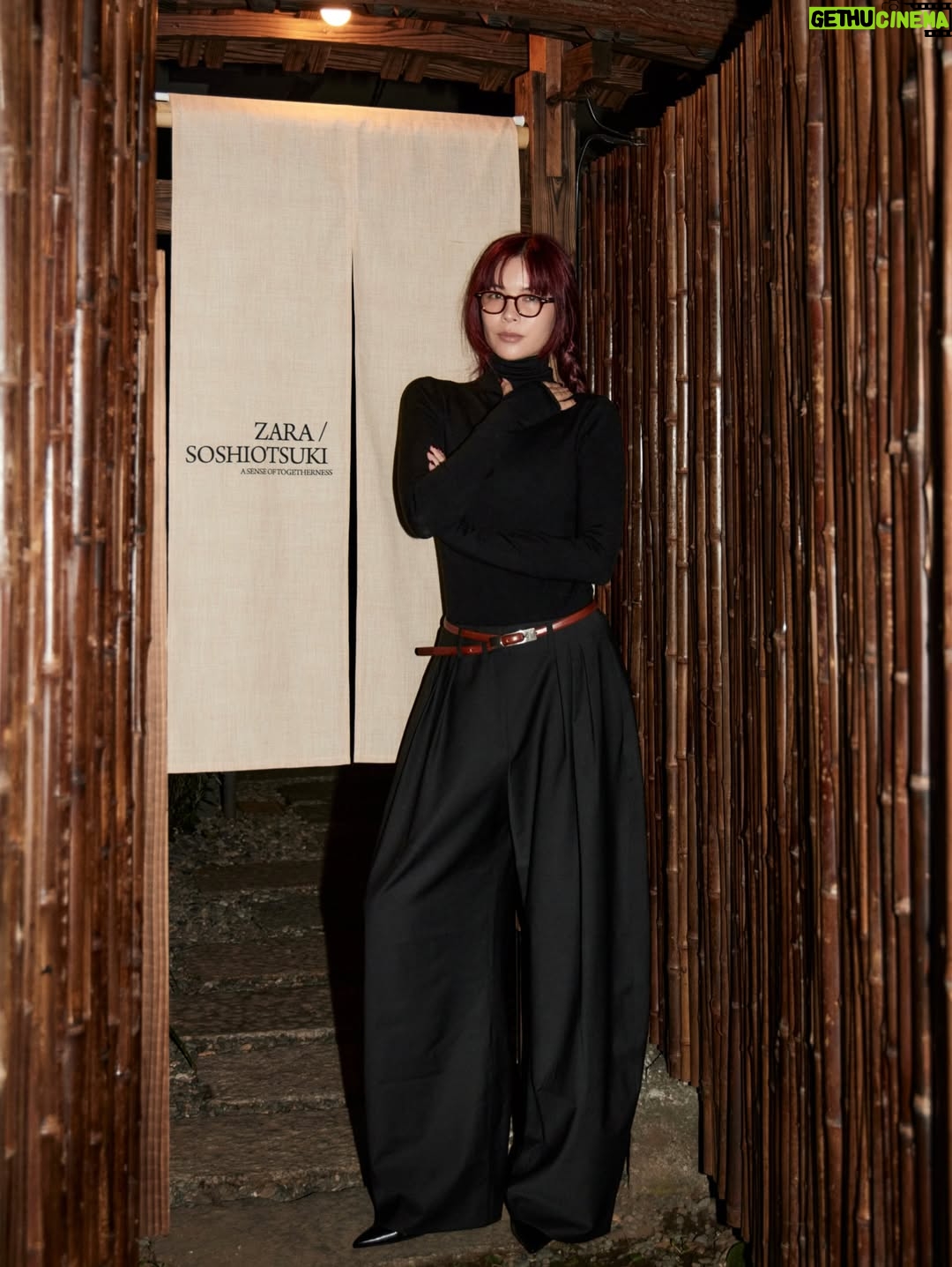 Mary Sara - 2.5K Likes - "A sense of togetherness" Soshiotsuki for Zara

Soshiotsukiらしい日本人の精神性やテーラー技術。
80～90年代への愛がデザインにも
空間にも落とし込まれていて感動でした。
ブブさんも一緒に ファミリーフォト

12/4 (木)発売です。
本当にシルエットが息を呑むほど美しいので
みんなにも感動してもらいたい

@zara #SoshiotsukiXZara #PR
@soshiotsuki