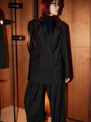 Mary Sara Instagram - "A sense of togetherness" Soshiotsuki for Zara

Soshiotsukiらしい日本人の精神性やテーラー技術。
80～90年代への愛がデザインにも
空間にも落とし込まれていて感動でした。
ブブさんも一緒に ファミリーフォト

12/4 (木)発売です。
本当にシルエットが息を呑むほど美しいので
みんなにも感動してもらいたい

@zara #SoshiotsukiXZara #PR
@soshiotsuki