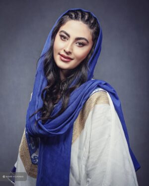 Maryam Momen Instagram - در فریب آرزو ها، عجب عمر ما گذشت.

#سال_نو #مریم_مومن 

#لباس : @flyfashion.ir 
#میکاپ : @sanaz.janaki 
#عکاس : @negarpoursaeid