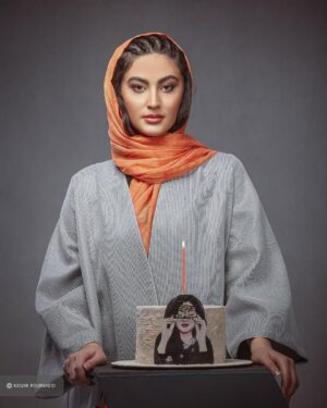 Maryam Momen Instagram - باز
یک سال گذشت
و دوباره
به نقطه ی آغاز
رسیدم

.

میکاپ
@sanaz.janaki 
عکاس 

@negarpoursaeid 

لباس 
@flyfashion.ir