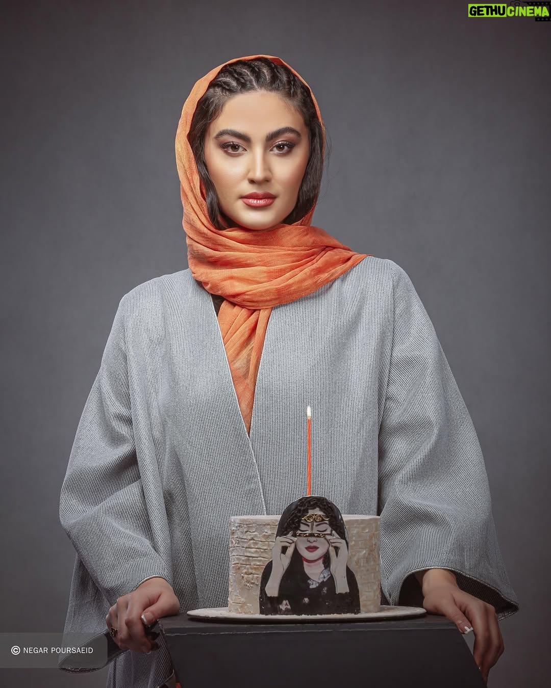 Maryam Momen - 74.3K Likes - باز
یک سال گذشت
و دوباره
به نقطه ی آغاز
رسیدم

.

میکاپ
@sanaz.janaki 
عکاس 

@negarpoursaeid 

لباس 
@flyfashion.ir
