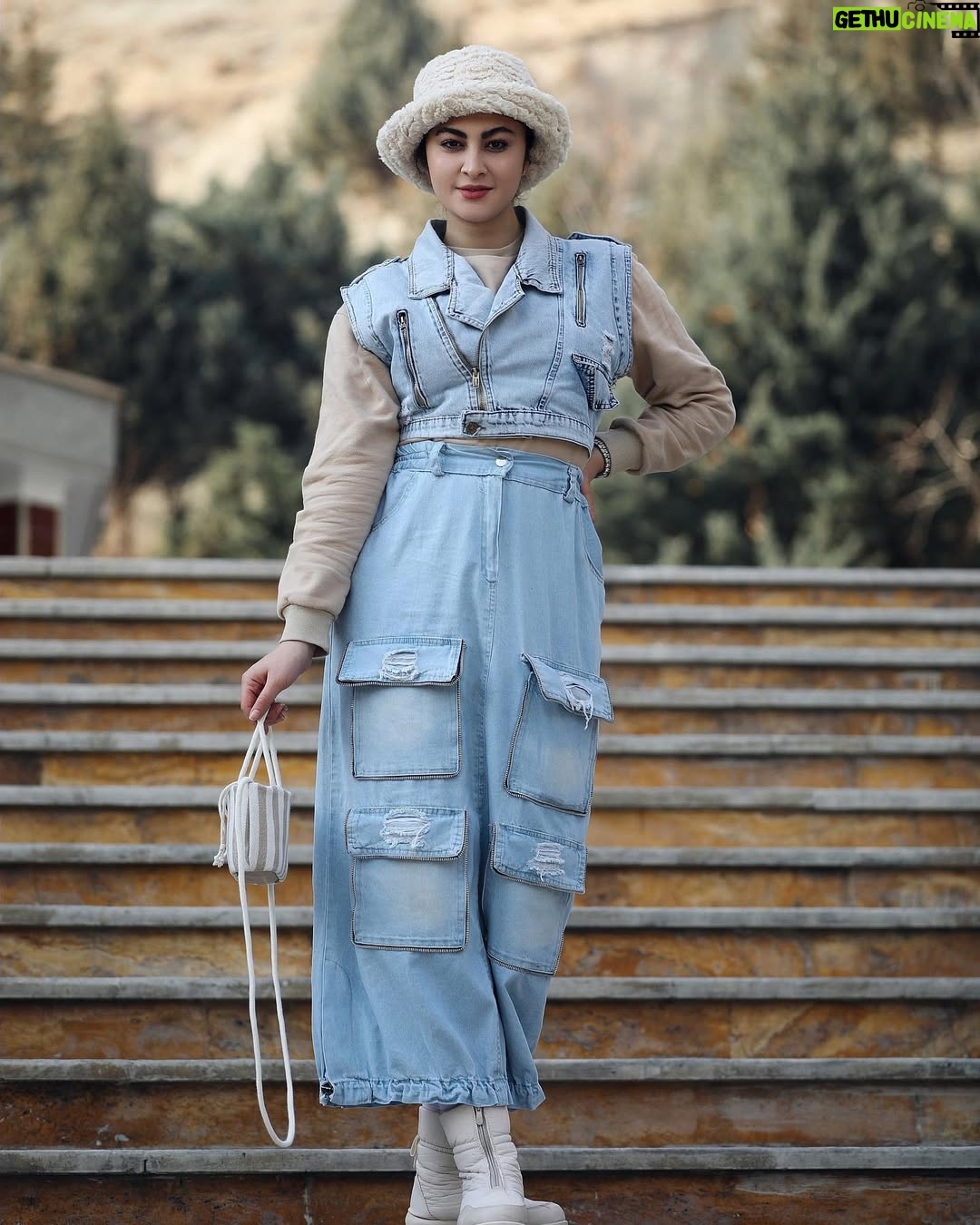 Maryam Momen - 113.5K Likes - ما سه چهارم وجود خودمان را به تاوان اینکه شبیه دیگران باشیم از دست میدهیم .

.
.
کامنتاش قشنگه😂این پست