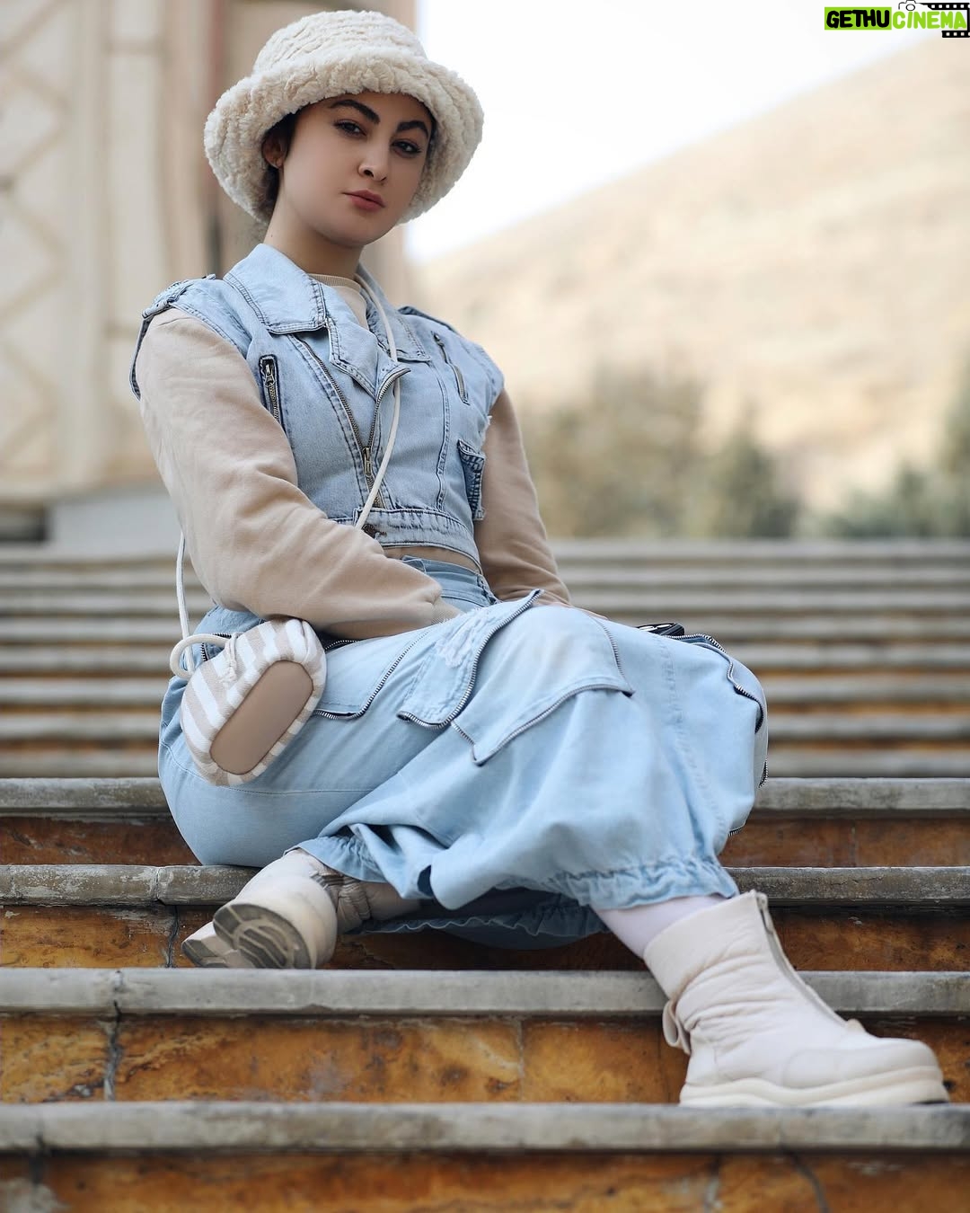 Maryam Momen - 113.5K Likes - ما سه چهارم وجود خودمان را به تاوان اینکه شبیه دیگران باشیم از دست میدهیم .

.
.
کامنتاش قشنگه😂این پست