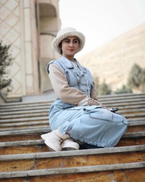 Maryam Momen Instagram - ما سه چهارم وجود خودمان را به تاوان اینکه شبیه دیگران باشیم از دست میدهیم .

.
.
کامنتاش قشنگه😂این پست
