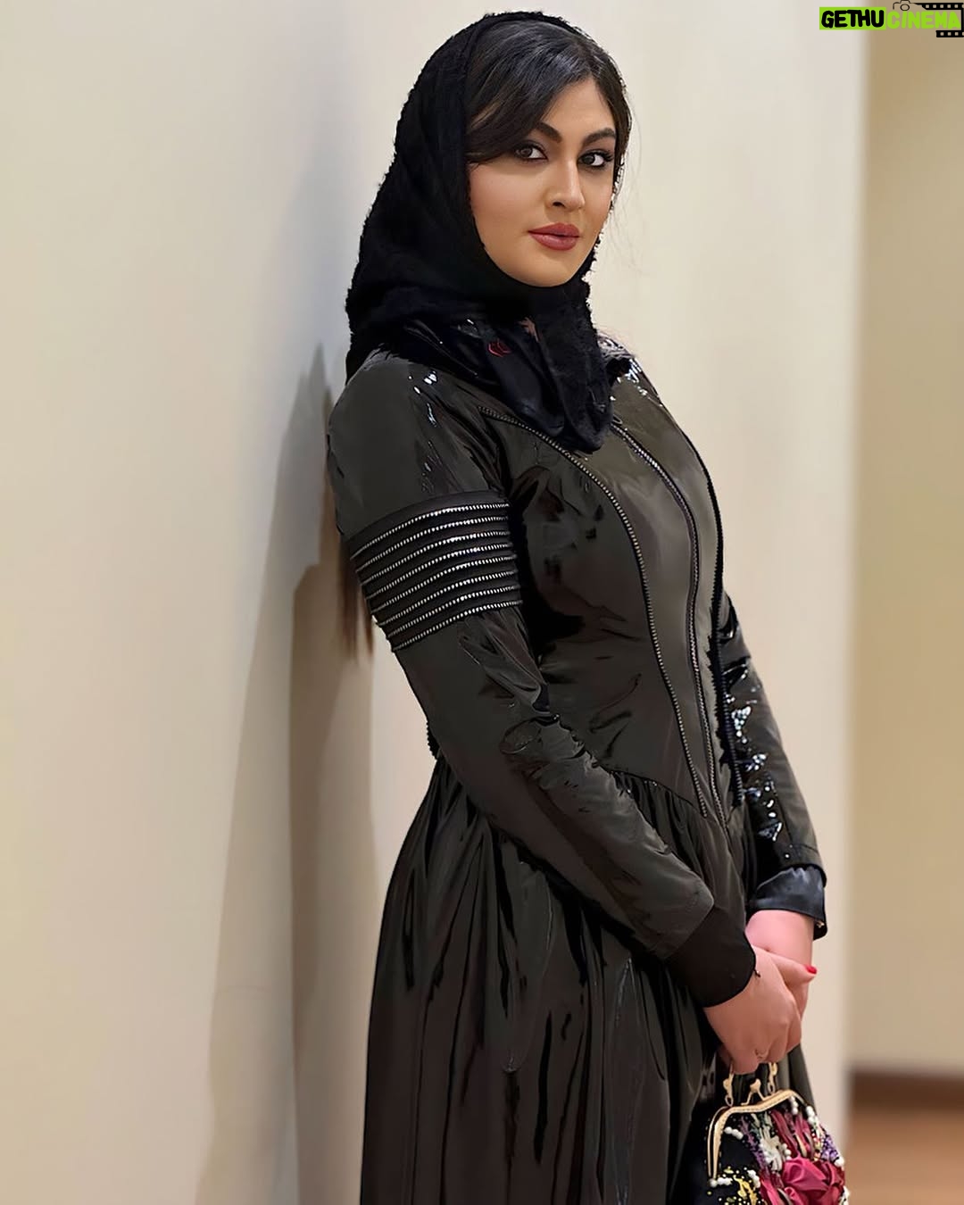 Maryam Momen - 208K Likes - به عنوان کسی که کل زندگیش اَدایی نبوده
بهتون میگم اَدایی باشید 
اینطوری بیشتر مراقبن ناراحتتون نکنن و بهتون بد نگذره🤍
