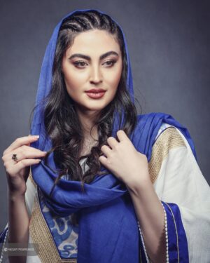 Maryam Momen Instagram - در فریب آرزو ها، عجب عمر ما گذشت.

#سال_نو #مریم_مومن 

#لباس : @flyfashion.ir 
#میکاپ : @sanaz.janaki 
#عکاس : @negarpoursaeid
