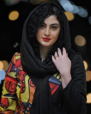 Maryam Momen Instagram - ⁨	اگر همه جا تاریک‌ بود دوباره بنگر؛
شاید نور خود تو هستی

#مولانا #مولانای_جان⁩