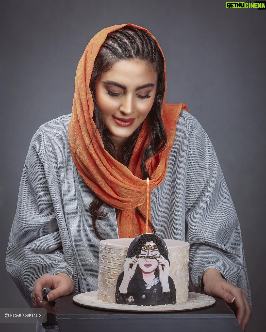 Maryam Momen - 74.3K Likes - باز
یک سال گذشت
و دوباره
به نقطه ی آغاز
رسیدم

.

میکاپ
@sanaz.janaki 
عکاس 

@negarpoursaeid 

لباس 
@flyfashion.ir