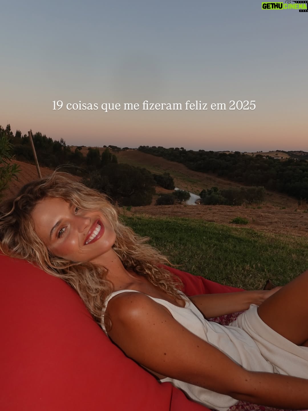 Matilde Reymão - 9.7K Likes - É difícil nomear apenas 19 momentos felizes de 2025, porque foram muitos. Mas,  à medida que ia escolhendo as fotografias, apercebi me de que a maioria são de momentos partilhados. 
Os momentos mais felizes foram e são em partilha, e não sozinha. E apesar de ser uma pessoa que precisa muito de solitude, do meu tempo e espaço em silêncio,  a verdade é que, no fim do dia, aquilo que mais “pesa”, são as experiências partilhadas, vividas em conjunto. É muito mais isso que nutre. São as pessoas. 
As que escolhemos para nos acompanharem todos os dias. As que amamos. Ou as que a vida nos impõe em alguma circunstância, e que depois se tornam casa. 
As que nos nos chamam à realidade, ensinam e acolhem, mas também as que desafiam e descordam. 
Porque tudo isso nos leva a um lugar…
Estou feliz. 
Obrigada a todos os que tornaram o meu ano mais bonito 🤍