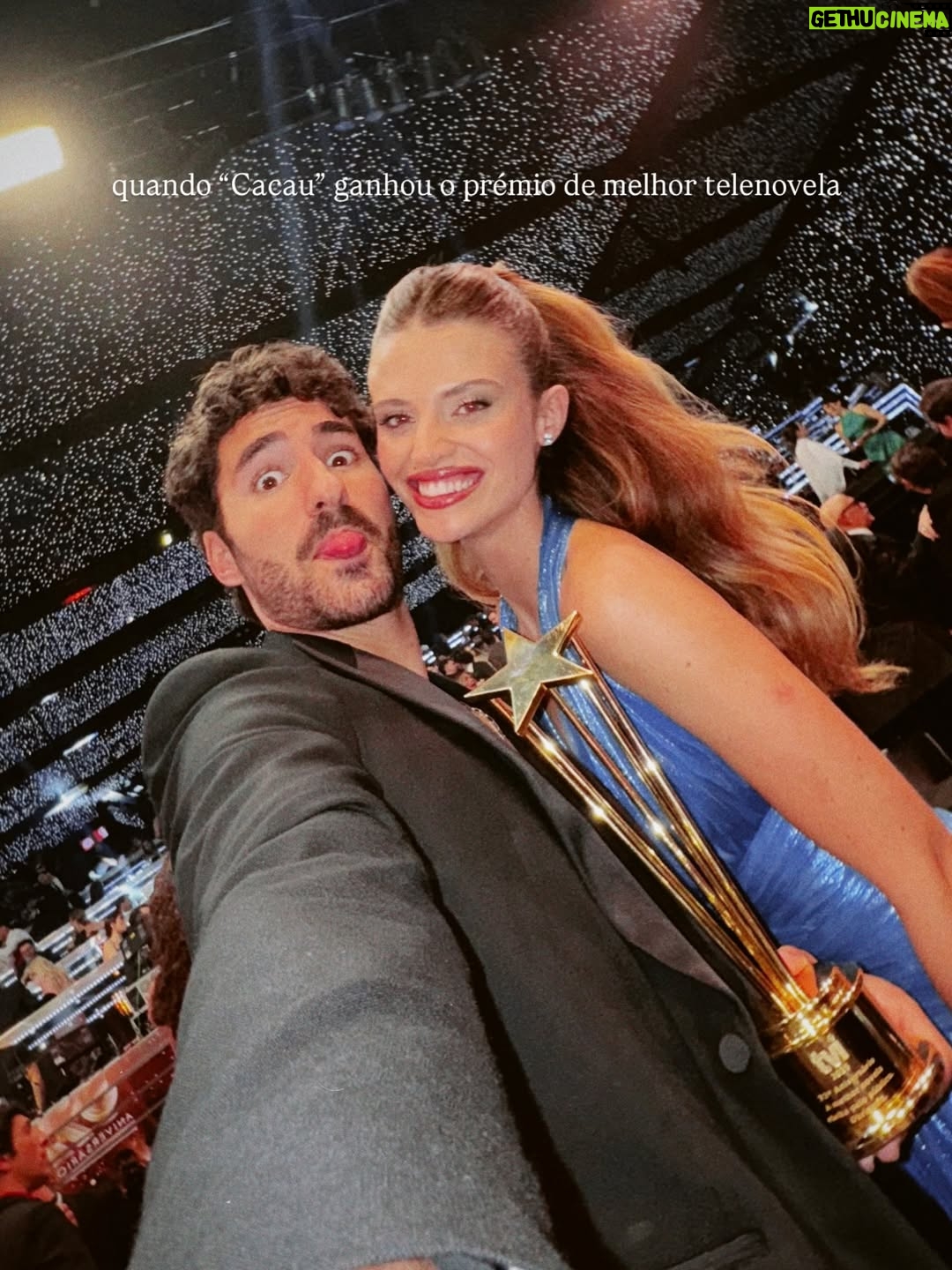 Matilde Reymão - 9.7K Likes - É difícil nomear apenas 19 momentos felizes de 2025, porque foram muitos. Mas,  à medida que ia escolhendo as fotografias, apercebi me de que a maioria são de momentos partilhados. 
Os momentos mais felizes foram e são em partilha, e não sozinha. E apesar de ser uma pessoa que precisa muito de solitude, do meu tempo e espaço em silêncio,  a verdade é que, no fim do dia, aquilo que mais “pesa”, são as experiências partilhadas, vividas em conjunto. É muito mais isso que nutre. São as pessoas. 
As que escolhemos para nos acompanharem todos os dias. As que amamos. Ou as que a vida nos impõe em alguma circunstância, e que depois se tornam casa. 
As que nos nos chamam à realidade, ensinam e acolhem, mas também as que desafiam e descordam. 
Porque tudo isso nos leva a um lugar…
Estou feliz. 
Obrigada a todos os que tornaram o meu ano mais bonito 🤍
