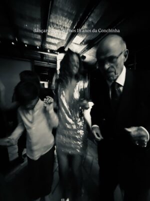 Matilde Reymão Instagram - É difícil nomear apenas 19 momentos felizes de 2025, porque foram muitos. Mas,  à medida que ia escolhendo as fotografias, apercebi me de que a maioria são de momentos partilhados. 
Os momentos mais felizes foram e são em partilha, e não sozinha. E apesar de ser uma pessoa que precisa muito de solitude, do meu tempo e espaço em silêncio,  a verdade é que, no fim do dia, aquilo que mais “pesa”, são as experiências partilhadas, vividas em conjunto. É muito mais isso que nutre. São as pessoas. 
As que escolhemos para nos acompanharem todos os dias. As que amamos. Ou as que a vida nos impõe em alguma circunstância, e que depois se tornam casa. 
As que nos nos chamam à realidade, ensinam e acolhem, mas também as que desafiam e descordam. 
Porque tudo isso nos leva a um lugar…
Estou feliz. 
Obrigada a todos os que tornaram o meu ano mais bonito 🤍