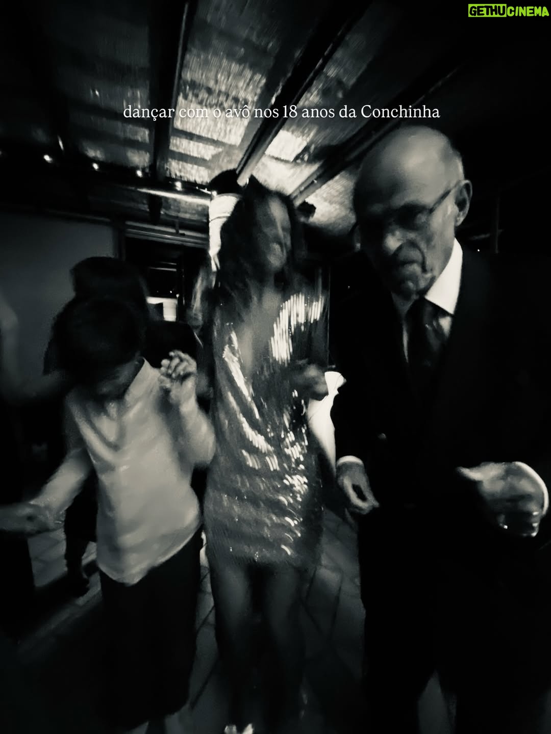 Matilde Reymão - 9.7K Likes - É difícil nomear apenas 19 momentos felizes de 2025, porque foram muitos. Mas,  à medida que ia escolhendo as fotografias, apercebi me de que a maioria são de momentos partilhados. 
Os momentos mais felizes foram e são em partilha, e não sozinha. E apesar de ser uma pessoa que precisa muito de solitude, do meu tempo e espaço em silêncio,  a verdade é que, no fim do dia, aquilo que mais “pesa”, são as experiências partilhadas, vividas em conjunto. É muito mais isso que nutre. São as pessoas. 
As que escolhemos para nos acompanharem todos os dias. As que amamos. Ou as que a vida nos impõe em alguma circunstância, e que depois se tornam casa. 
As que nos nos chamam à realidade, ensinam e acolhem, mas também as que desafiam e descordam. 
Porque tudo isso nos leva a um lugar…
Estou feliz. 
Obrigada a todos os que tornaram o meu ano mais bonito 🤍