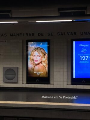 Matilde Reymão Instagram - É difícil nomear apenas 19 momentos felizes de 2025, porque foram muitos. Mas,  à medida que ia escolhendo as fotografias, apercebi me de que a maioria são de momentos partilhados. 
Os momentos mais felizes foram e são em partilha, e não sozinha. E apesar de ser uma pessoa que precisa muito de solitude, do meu tempo e espaço em silêncio,  a verdade é que, no fim do dia, aquilo que mais “pesa”, são as experiências partilhadas, vividas em conjunto. É muito mais isso que nutre. São as pessoas. 
As que escolhemos para nos acompanharem todos os dias. As que amamos. Ou as que a vida nos impõe em alguma circunstância, e que depois se tornam casa. 
As que nos nos chamam à realidade, ensinam e acolhem, mas também as que desafiam e descordam. 
Porque tudo isso nos leva a um lugar…
Estou feliz. 
Obrigada a todos os que tornaram o meu ano mais bonito 🤍