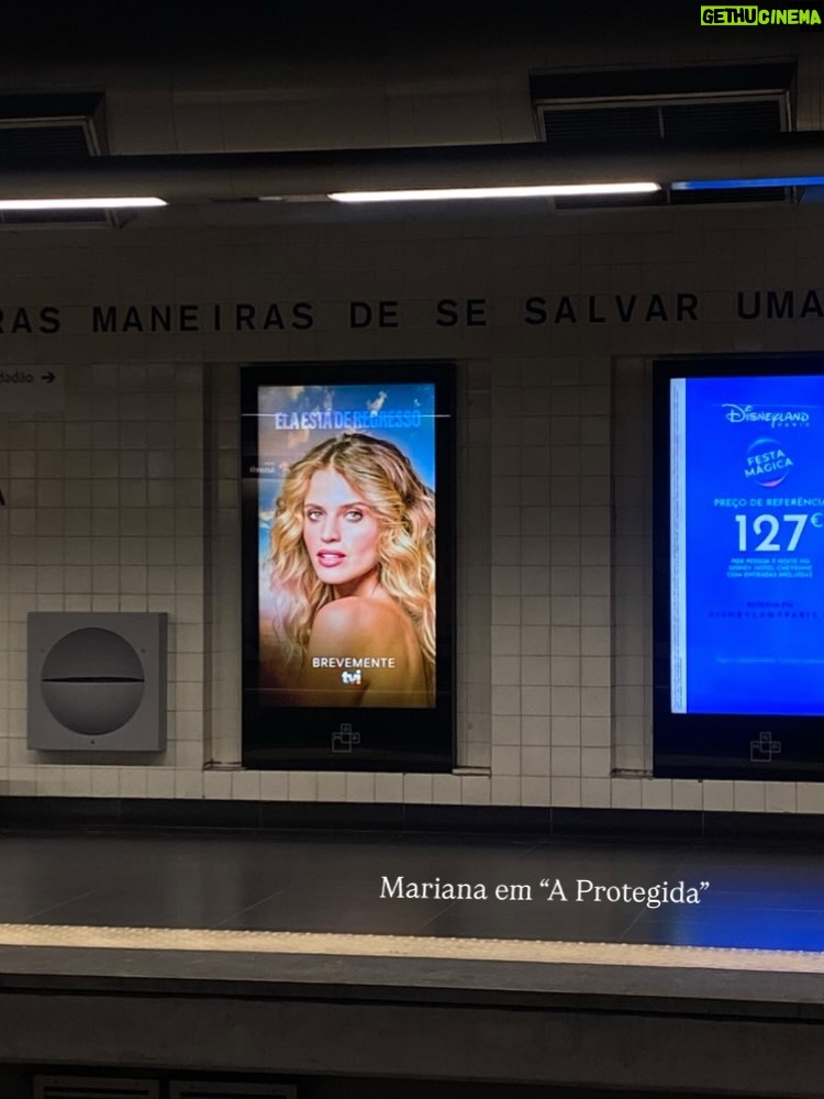 Matilde Reymão - 9.7K Likes - É difícil nomear apenas 19 momentos felizes de 2025, porque foram muitos. Mas,  à medida que ia escolhendo as fotografias, apercebi me de que a maioria são de momentos partilhados. 
Os momentos mais felizes foram e são em partilha, e não sozinha. E apesar de ser uma pessoa que precisa muito de solitude, do meu tempo e espaço em silêncio,  a verdade é que, no fim do dia, aquilo que mais “pesa”, são as experiências partilhadas, vividas em conjunto. É muito mais isso que nutre. São as pessoas. 
As que escolhemos para nos acompanharem todos os dias. As que amamos. Ou as que a vida nos impõe em alguma circunstância, e que depois se tornam casa. 
As que nos nos chamam à realidade, ensinam e acolhem, mas também as que desafiam e descordam. 
Porque tudo isso nos leva a um lugar…
Estou feliz. 
Obrigada a todos os que tornaram o meu ano mais bonito 🤍