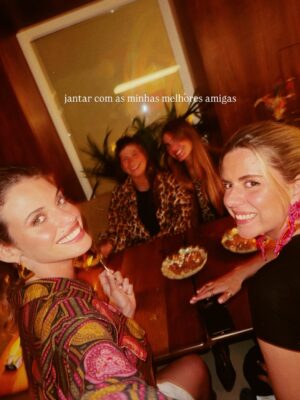 Matilde Reymão Instagram - É difícil nomear apenas 19 momentos felizes de 2025, porque foram muitos. Mas,  à medida que ia escolhendo as fotografias, apercebi me de que a maioria são de momentos partilhados. 
Os momentos mais felizes foram e são em partilha, e não sozinha. E apesar de ser uma pessoa que precisa muito de solitude, do meu tempo e espaço em silêncio,  a verdade é que, no fim do dia, aquilo que mais “pesa”, são as experiências partilhadas, vividas em conjunto. É muito mais isso que nutre. São as pessoas. 
As que escolhemos para nos acompanharem todos os dias. As que amamos. Ou as que a vida nos impõe em alguma circunstância, e que depois se tornam casa. 
As que nos nos chamam à realidade, ensinam e acolhem, mas também as que desafiam e descordam. 
Porque tudo isso nos leva a um lugar…
Estou feliz. 
Obrigada a todos os que tornaram o meu ano mais bonito 🤍
