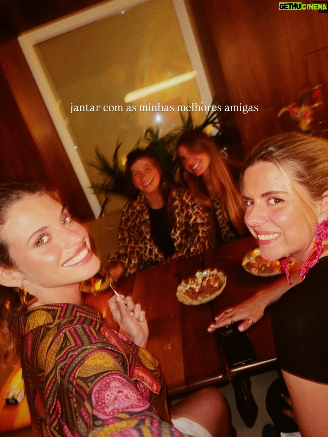 Matilde Reymão - 9.7K Likes - É difícil nomear apenas 19 momentos felizes de 2025, porque foram muitos. Mas,  à medida que ia escolhendo as fotografias, apercebi me de que a maioria são de momentos partilhados. 
Os momentos mais felizes foram e são em partilha, e não sozinha. E apesar de ser uma pessoa que precisa muito de solitude, do meu tempo e espaço em silêncio,  a verdade é que, no fim do dia, aquilo que mais “pesa”, são as experiências partilhadas, vividas em conjunto. É muito mais isso que nutre. São as pessoas. 
As que escolhemos para nos acompanharem todos os dias. As que amamos. Ou as que a vida nos impõe em alguma circunstância, e que depois se tornam casa. 
As que nos nos chamam à realidade, ensinam e acolhem, mas também as que desafiam e descordam. 
Porque tudo isso nos leva a um lugar…
Estou feliz. 
Obrigada a todos os que tornaram o meu ano mais bonito 🤍