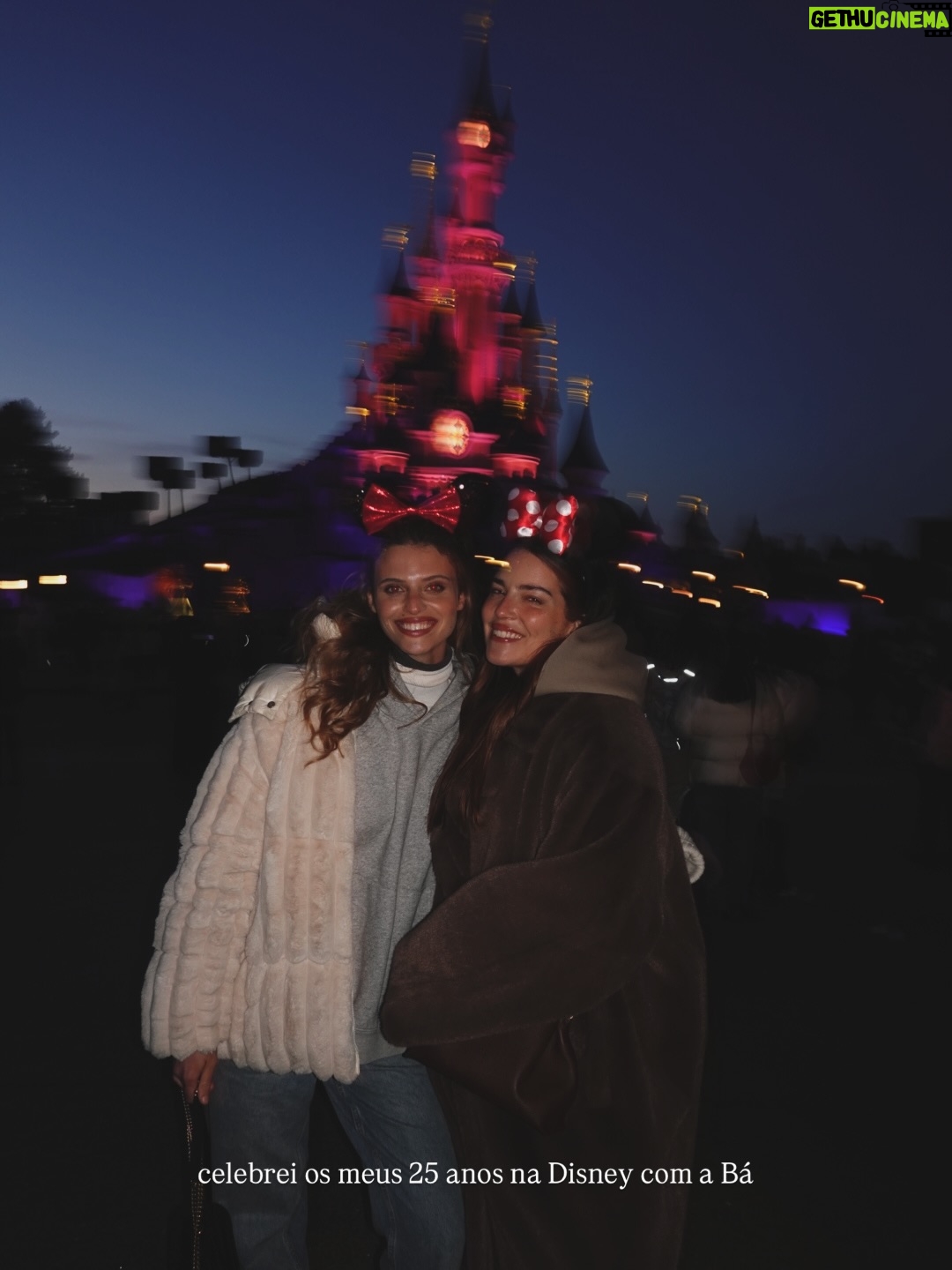 Matilde Reymão - 9.7K Likes - É difícil nomear apenas 19 momentos felizes de 2025, porque foram muitos. Mas,  à medida que ia escolhendo as fotografias, apercebi me de que a maioria são de momentos partilhados. 
Os momentos mais felizes foram e são em partilha, e não sozinha. E apesar de ser uma pessoa que precisa muito de solitude, do meu tempo e espaço em silêncio,  a verdade é que, no fim do dia, aquilo que mais “pesa”, são as experiências partilhadas, vividas em conjunto. É muito mais isso que nutre. São as pessoas. 
As que escolhemos para nos acompanharem todos os dias. As que amamos. Ou as que a vida nos impõe em alguma circunstância, e que depois se tornam casa. 
As que nos nos chamam à realidade, ensinam e acolhem, mas também as que desafiam e descordam. 
Porque tudo isso nos leva a um lugar…
Estou feliz. 
Obrigada a todos os que tornaram o meu ano mais bonito 🤍