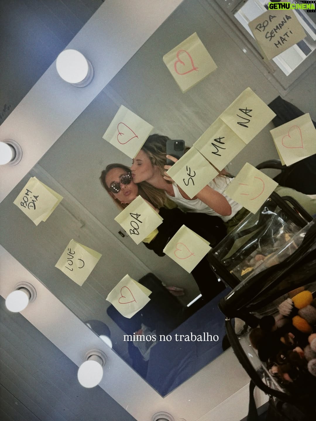 Matilde Reymão - 9.7K Likes - É difícil nomear apenas 19 momentos felizes de 2025, porque foram muitos. Mas,  à medida que ia escolhendo as fotografias, apercebi me de que a maioria são de momentos partilhados. 
Os momentos mais felizes foram e são em partilha, e não sozinha. E apesar de ser uma pessoa que precisa muito de solitude, do meu tempo e espaço em silêncio,  a verdade é que, no fim do dia, aquilo que mais “pesa”, são as experiências partilhadas, vividas em conjunto. É muito mais isso que nutre. São as pessoas. 
As que escolhemos para nos acompanharem todos os dias. As que amamos. Ou as que a vida nos impõe em alguma circunstância, e que depois se tornam casa. 
As que nos nos chamam à realidade, ensinam e acolhem, mas também as que desafiam e descordam. 
Porque tudo isso nos leva a um lugar…
Estou feliz. 
Obrigada a todos os que tornaram o meu ano mais bonito 🤍