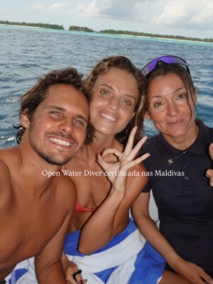 Matilde Reymão Instagram - É difícil nomear apenas 19 momentos felizes de 2025, porque foram muitos. Mas,  à medida que ia escolhendo as fotografias, apercebi me de que a maioria são de momentos partilhados. 
Os momentos mais felizes foram e são em partilha, e não sozinha. E apesar de ser uma pessoa que precisa muito de solitude, do meu tempo e espaço em silêncio,  a verdade é que, no fim do dia, aquilo que mais “pesa”, são as experiências partilhadas, vividas em conjunto. É muito mais isso que nutre. São as pessoas. 
As que escolhemos para nos acompanharem todos os dias. As que amamos. Ou as que a vida nos impõe em alguma circunstância, e que depois se tornam casa. 
As que nos nos chamam à realidade, ensinam e acolhem, mas também as que desafiam e descordam. 
Porque tudo isso nos leva a um lugar…
Estou feliz. 
Obrigada a todos os que tornaram o meu ano mais bonito 🤍