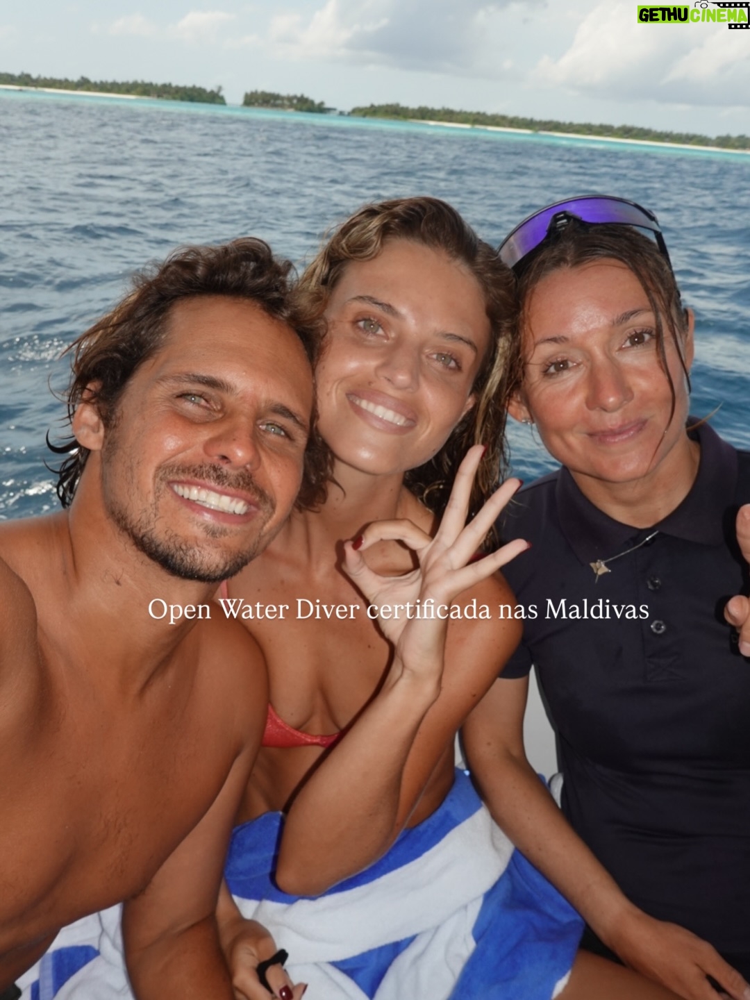 Matilde Reymão - 9.7K Likes - É difícil nomear apenas 19 momentos felizes de 2025, porque foram muitos. Mas,  à medida que ia escolhendo as fotografias, apercebi me de que a maioria são de momentos partilhados. 
Os momentos mais felizes foram e são em partilha, e não sozinha. E apesar de ser uma pessoa que precisa muito de solitude, do meu tempo e espaço em silêncio,  a verdade é que, no fim do dia, aquilo que mais “pesa”, são as experiências partilhadas, vividas em conjunto. É muito mais isso que nutre. São as pessoas. 
As que escolhemos para nos acompanharem todos os dias. As que amamos. Ou as que a vida nos impõe em alguma circunstância, e que depois se tornam casa. 
As que nos nos chamam à realidade, ensinam e acolhem, mas também as que desafiam e descordam. 
Porque tudo isso nos leva a um lugar…
Estou feliz. 
Obrigada a todos os que tornaram o meu ano mais bonito 🤍