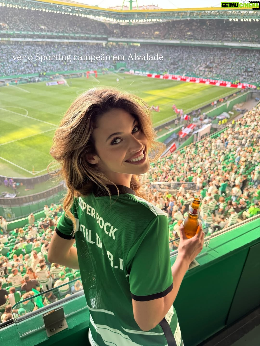 Matilde Reymão - 9.7K Likes - É difícil nomear apenas 19 momentos felizes de 2025, porque foram muitos. Mas,  à medida que ia escolhendo as fotografias, apercebi me de que a maioria são de momentos partilhados. 
Os momentos mais felizes foram e são em partilha, e não sozinha. E apesar de ser uma pessoa que precisa muito de solitude, do meu tempo e espaço em silêncio,  a verdade é que, no fim do dia, aquilo que mais “pesa”, são as experiências partilhadas, vividas em conjunto. É muito mais isso que nutre. São as pessoas. 
As que escolhemos para nos acompanharem todos os dias. As que amamos. Ou as que a vida nos impõe em alguma circunstância, e que depois se tornam casa. 
As que nos nos chamam à realidade, ensinam e acolhem, mas também as que desafiam e descordam. 
Porque tudo isso nos leva a um lugar…
Estou feliz. 
Obrigada a todos os que tornaram o meu ano mais bonito 🤍
