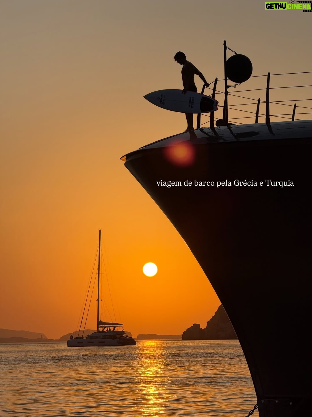 Matilde Reymão - 9.7K Likes - É difícil nomear apenas 19 momentos felizes de 2025, porque foram muitos. Mas,  à medida que ia escolhendo as fotografias, apercebi me de que a maioria são de momentos partilhados. 
Os momentos mais felizes foram e são em partilha, e não sozinha. E apesar de ser uma pessoa que precisa muito de solitude, do meu tempo e espaço em silêncio,  a verdade é que, no fim do dia, aquilo que mais “pesa”, são as experiências partilhadas, vividas em conjunto. É muito mais isso que nutre. São as pessoas. 
As que escolhemos para nos acompanharem todos os dias. As que amamos. Ou as que a vida nos impõe em alguma circunstância, e que depois se tornam casa. 
As que nos nos chamam à realidade, ensinam e acolhem, mas também as que desafiam e descordam. 
Porque tudo isso nos leva a um lugar…
Estou feliz. 
Obrigada a todos os que tornaram o meu ano mais bonito 🤍