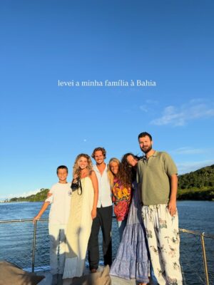 Matilde Reymão Instagram - É difícil nomear apenas 19 momentos felizes de 2025, porque foram muitos. Mas,  à medida que ia escolhendo as fotografias, apercebi me de que a maioria são de momentos partilhados. 
Os momentos mais felizes foram e são em partilha, e não sozinha. E apesar de ser uma pessoa que precisa muito de solitude, do meu tempo e espaço em silêncio,  a verdade é que, no fim do dia, aquilo que mais “pesa”, são as experiências partilhadas, vividas em conjunto. É muito mais isso que nutre. São as pessoas. 
As que escolhemos para nos acompanharem todos os dias. As que amamos. Ou as que a vida nos impõe em alguma circunstância, e que depois se tornam casa. 
As que nos nos chamam à realidade, ensinam e acolhem, mas também as que desafiam e descordam. 
Porque tudo isso nos leva a um lugar…
Estou feliz. 
Obrigada a todos os que tornaram o meu ano mais bonito 🤍