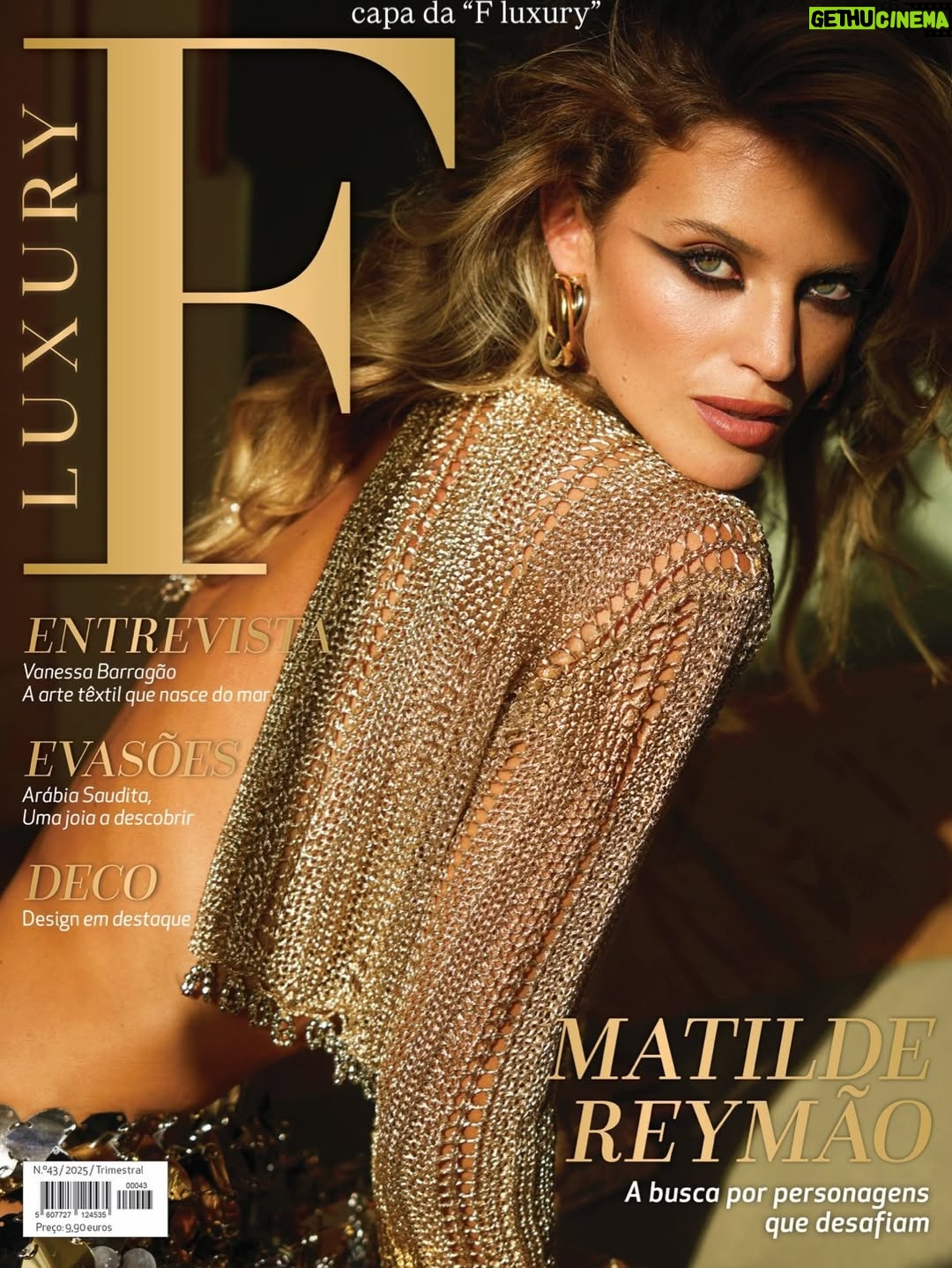Matilde Reymão - 9.7K Likes - É difícil nomear apenas 19 momentos felizes de 2025, porque foram muitos. Mas,  à medida que ia escolhendo as fotografias, apercebi me de que a maioria são de momentos partilhados. 
Os momentos mais felizes foram e são em partilha, e não sozinha. E apesar de ser uma pessoa que precisa muito de solitude, do meu tempo e espaço em silêncio,  a verdade é que, no fim do dia, aquilo que mais “pesa”, são as experiências partilhadas, vividas em conjunto. É muito mais isso que nutre. São as pessoas. 
As que escolhemos para nos acompanharem todos os dias. As que amamos. Ou as que a vida nos impõe em alguma circunstância, e que depois se tornam casa. 
As que nos nos chamam à realidade, ensinam e acolhem, mas também as que desafiam e descordam. 
Porque tudo isso nos leva a um lugar…
Estou feliz. 
Obrigada a todos os que tornaram o meu ano mais bonito 🤍